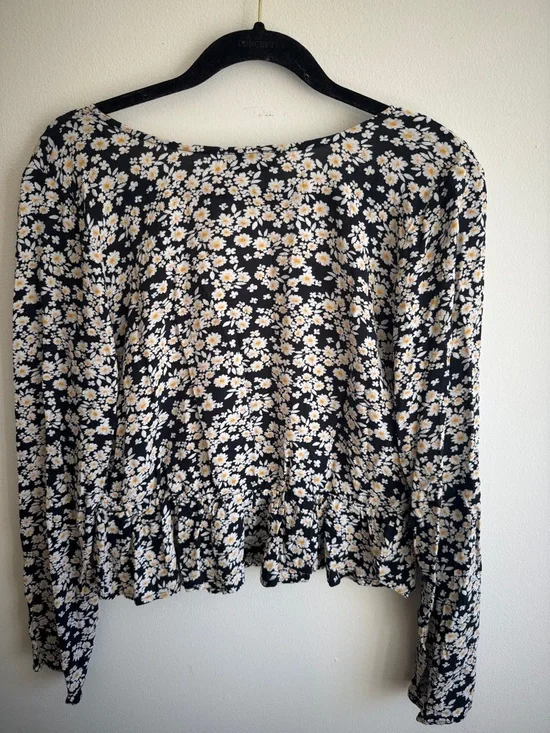 Hollister Black Floral Daisy V-Neck Tie-Front Blouse - Picture 4 of 5